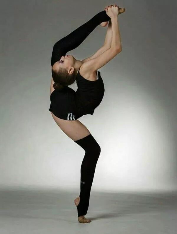 Девушки гимнастки. Балерина вид сверху. Женщина в динамичной позе. Позы для фотосессии гимнасток. Гимнастка танцует.