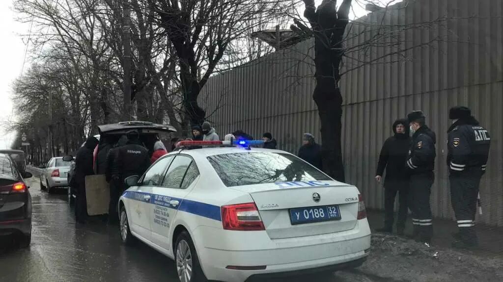 Полиция Брянск машины. Брянск транспортные полицейские задержали. Обследование в Брянске с полицией. Номер полиции Брянск.