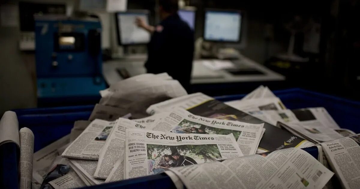 School newspaper. News pic. Редактор газеты. Газета ватан. Редакция сми.