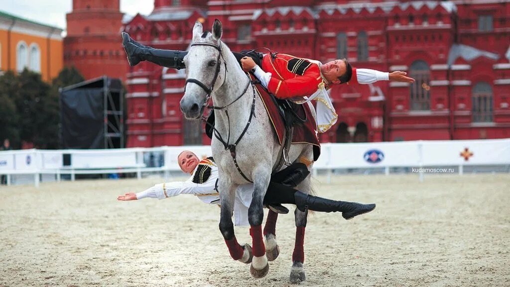 Кремлевская школа верховой езды джигитовка. КШВЕ джигитовка Кремлевская школа верховой езды. Кремлевская школа верховой езды ВДНХ. Кремлевская школа езды