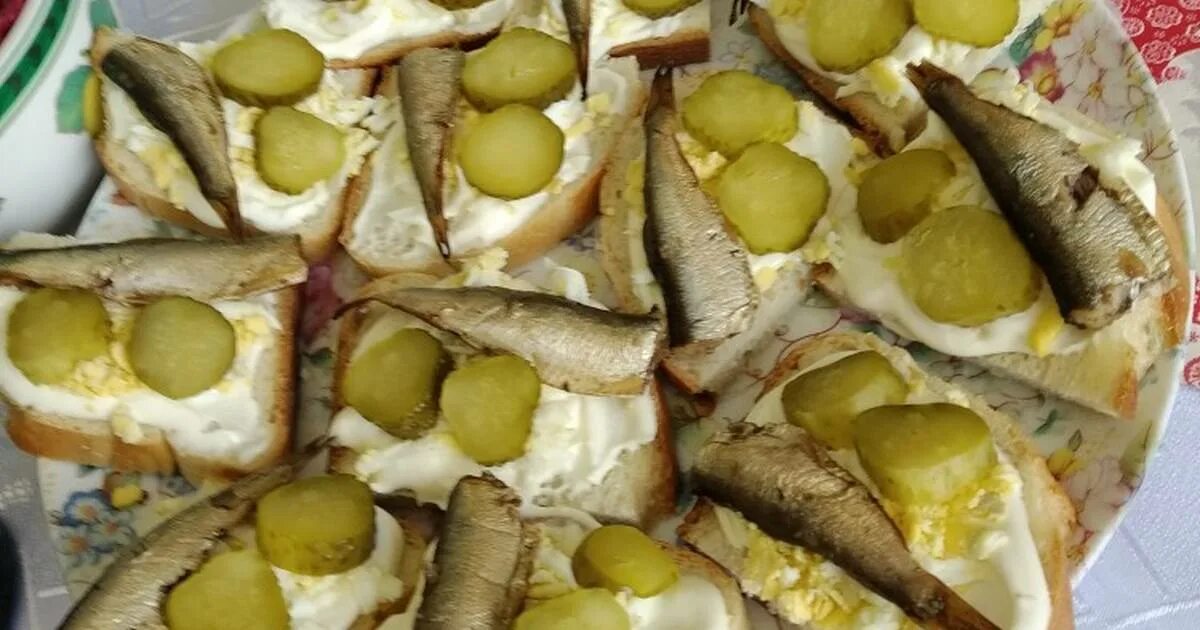 Треугольник из хлеба со шпротами. Бородинский хлеб со шпротами. бутерброды со шпротами. бутерброды из шпрот. бутерброд со шпротами и огурцом.