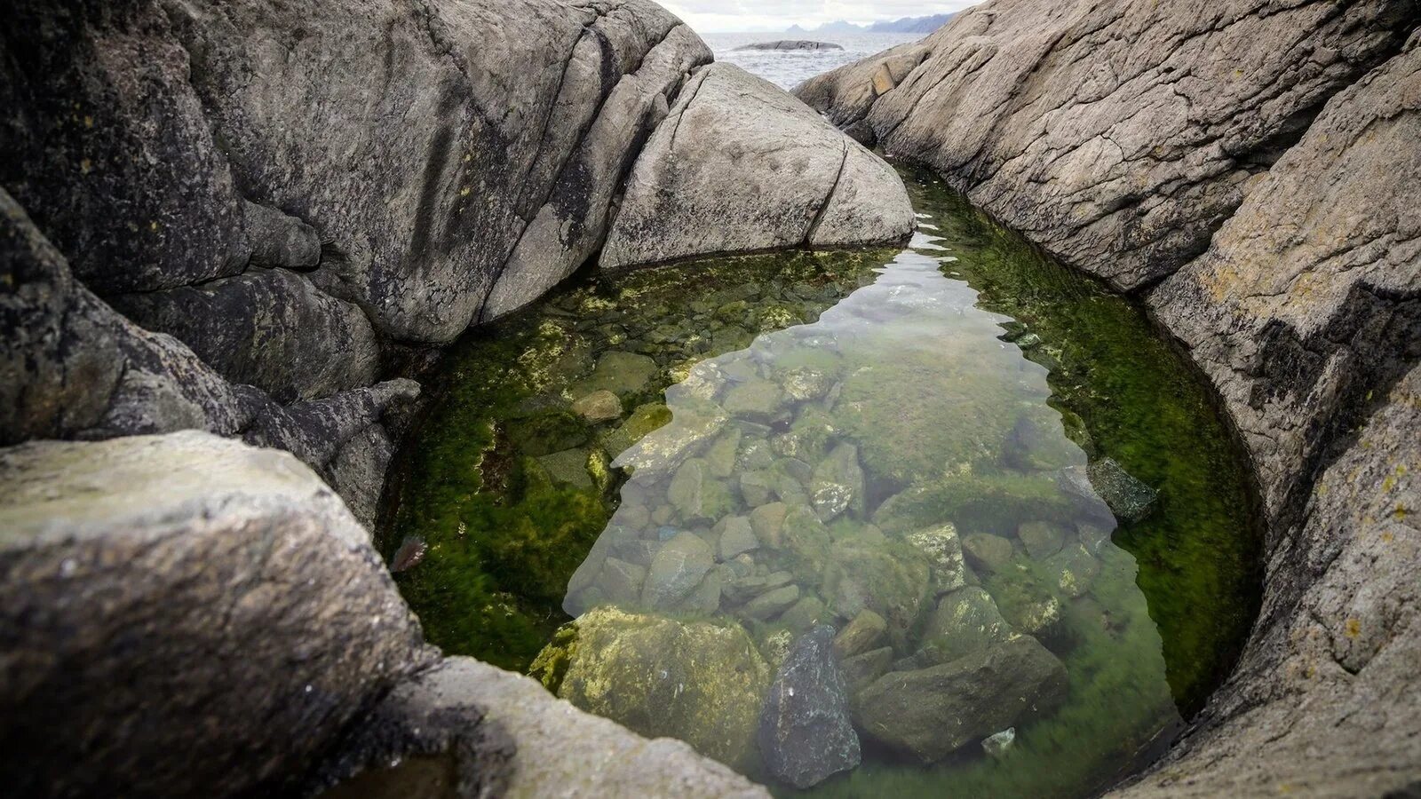 Камень в воде как называется. Озеро с камнями. валун в воде. камни в воде. прозрачная река.