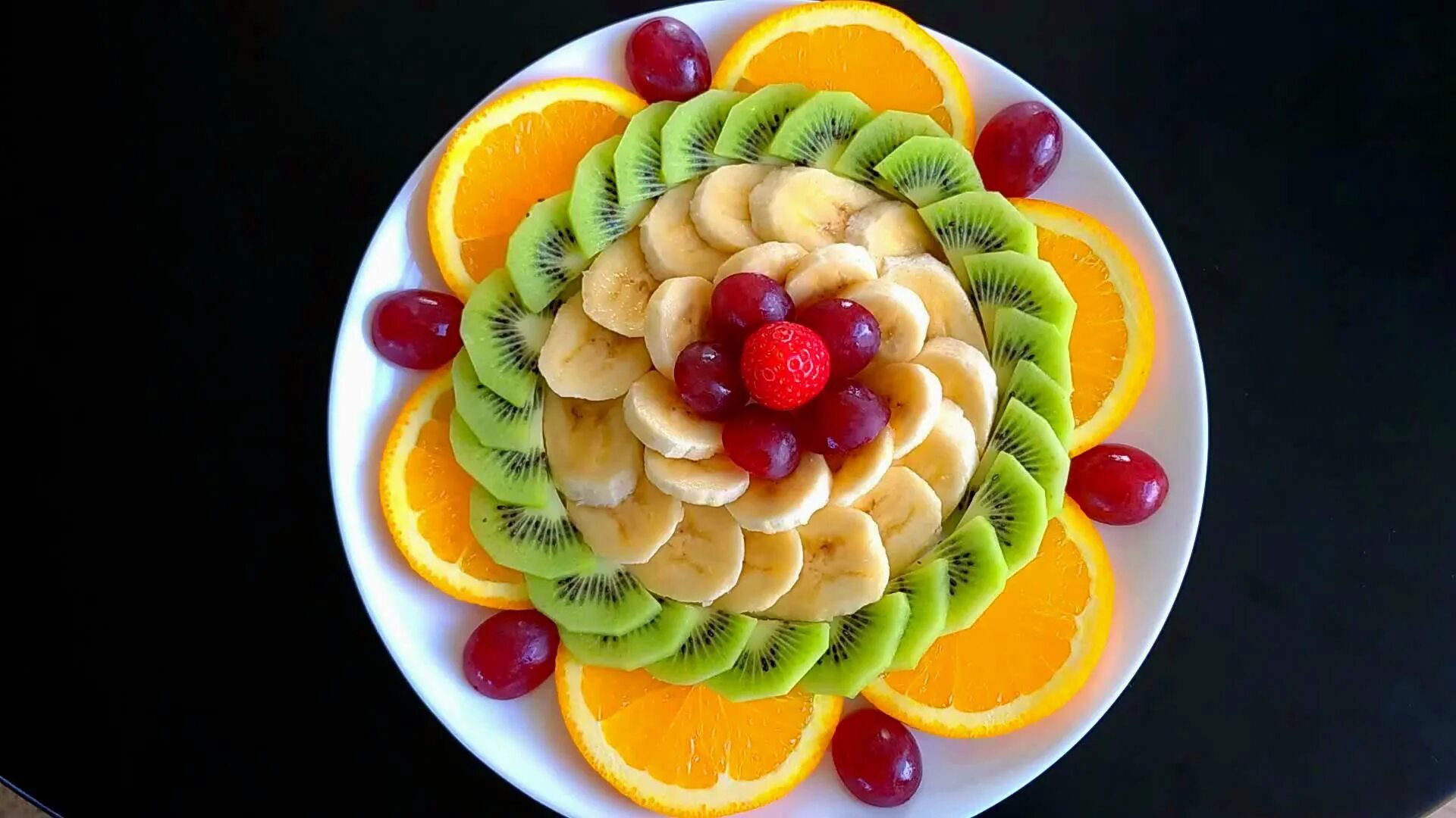 Украшение фруктовой тарелки. Нарезка фруктов. Красиво нарезать фрукты. Красивая Фруктовая нарезка. Как разрезать тарелку