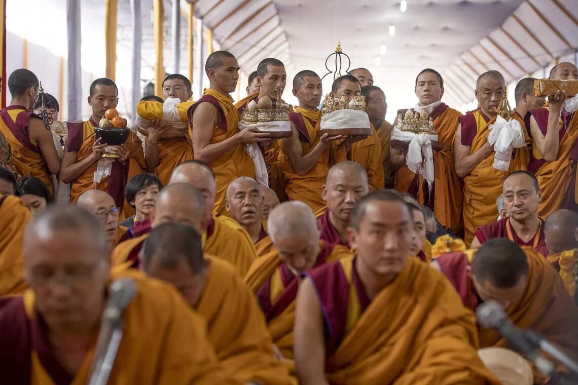Население буддистов. Буддийский монах лама. Лама буддизм. Буддийские монахи в России. Посвящение в буддисты.