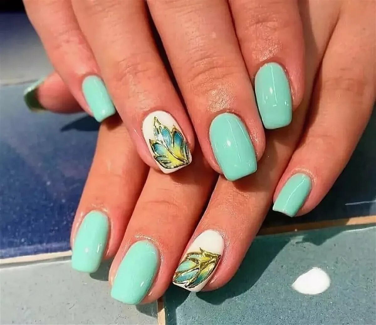 маникюр бирюза. бирюзовый маникюр. мятные ногти. мятный френч 2022 миндаль. ногти мятного цвета.