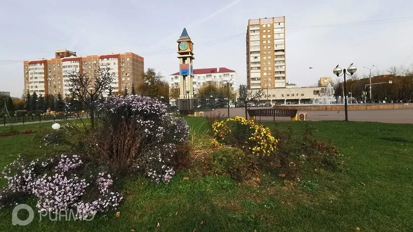 Какой час подольск. Сквер поколений подольск. подольск север покалений. подольск сквер поколений осень. сквер подольски поколений в подольске.