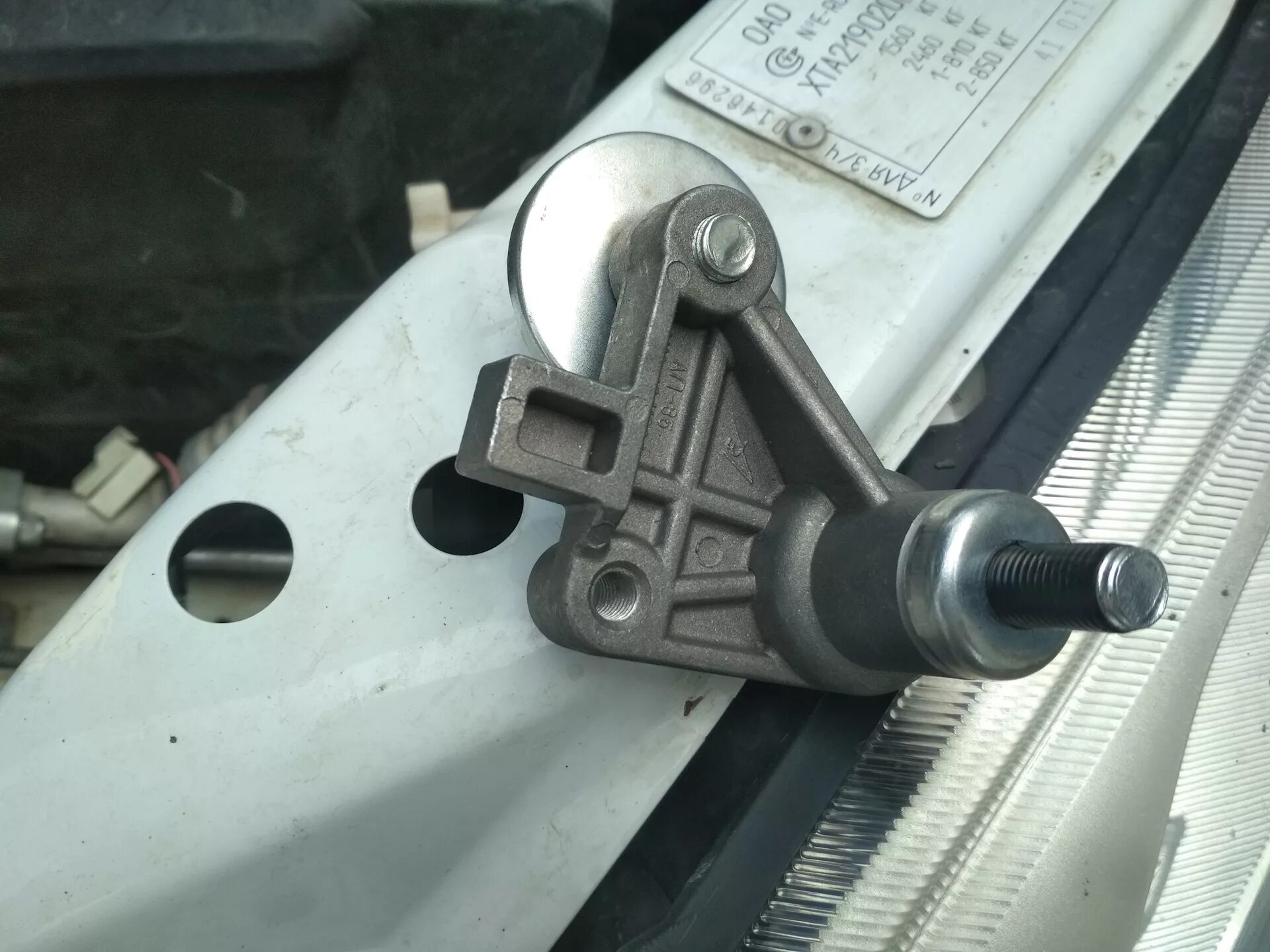 Кронштейн натяжителя ремня генератора гранта 16 клапанная. Кронштейн генератора гранта с натяжителем 8 клапанов. Натяжитель ремня генератора калина 2 8 клапанная. Натяжитель гранта 16 клапанная. Кронштейн генератора 2190 16 клапанов.