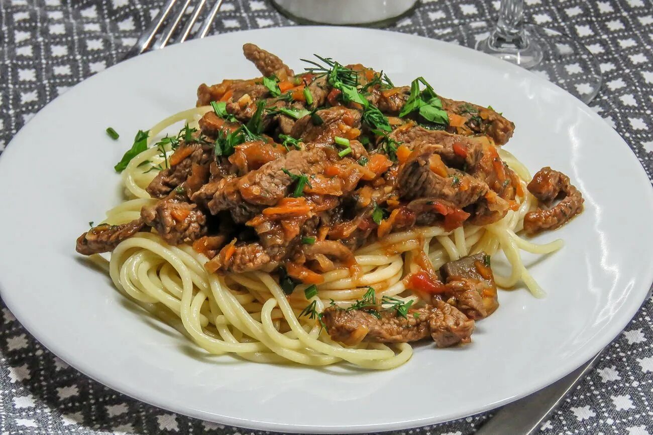 Спагетти с мясом и овощами. Спагетти болоньезе с грибами. паста болоньезе с говядиной. паста с говядиной и овощами. спагетти с говядиной и овощами.