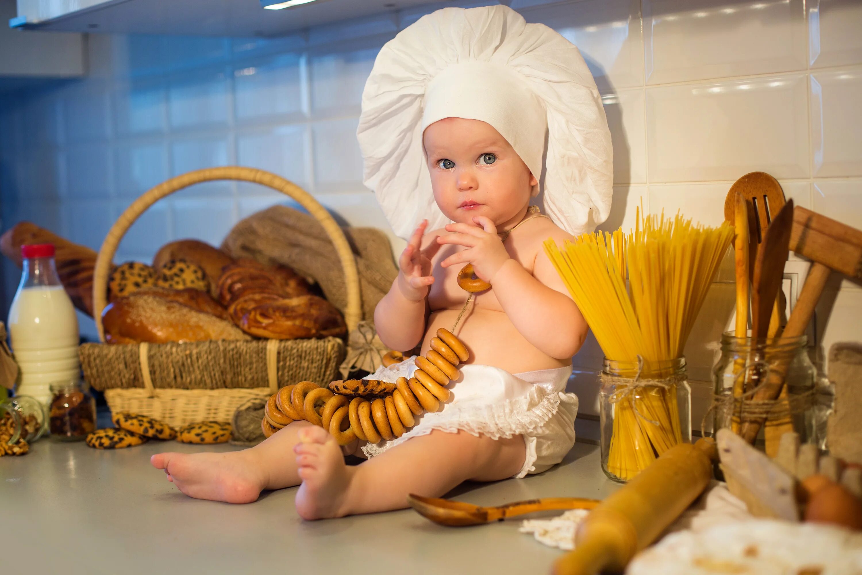Cooking babies. Фотосессия детей в поварском колпаке. Фотосессия ребенка с булочками. Фотосессия младенца на кухнн. Фотосессия на кухне с малышом.