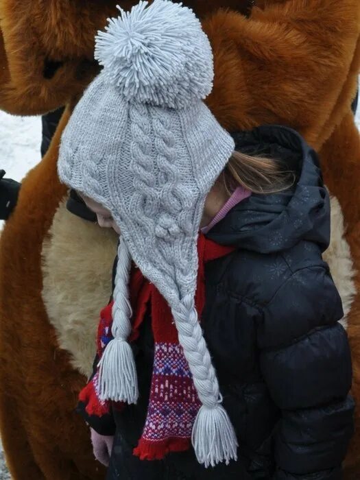 Женская вязаная шапка с длинными ушами. Спицами шапку с длинными ушками. Вязаная шапка ушанка с ушками. Вязаная шапка с ушками. Шапка с ушками.