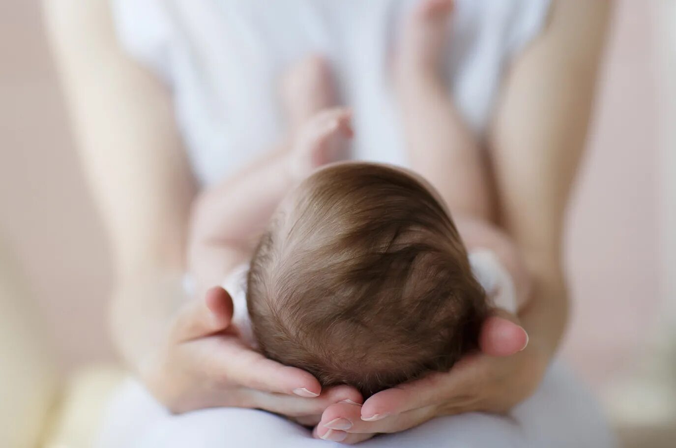 Родничок у малыша. У новорождённых детей Родничок. Родничок у новорожденных. Родничок у новорожденных фото. Темечко у новорожденного.