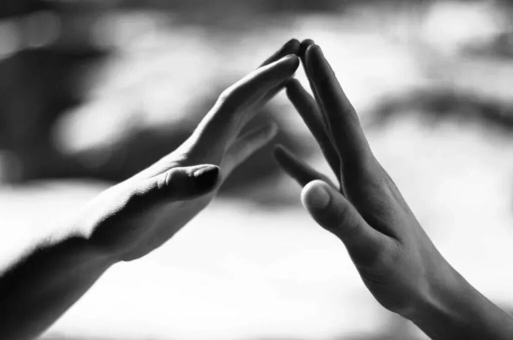 Касаюсь через а. Рука в руке. Прикосновение рук. Почему в слове пишется буква о. Предложения со словами коса и коса.