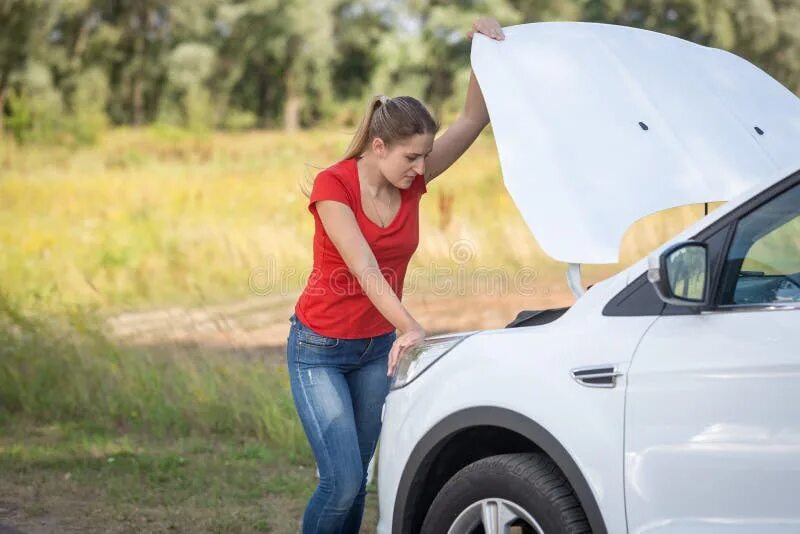 У девушки сломалась машина на дороге. The girl's car broke down. Красивая девушка толкает машину. Мачеха друга сломалась машина. Женщина поломалась.