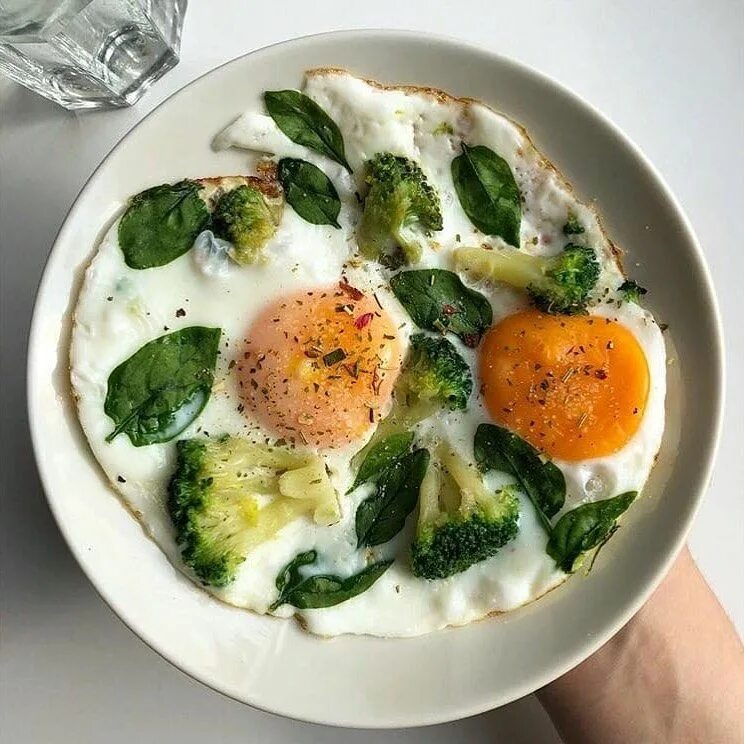 Яичница. Необычный завтрак из яиц. Яичница с овощами. Пп из яиц. Яичница с салатом.