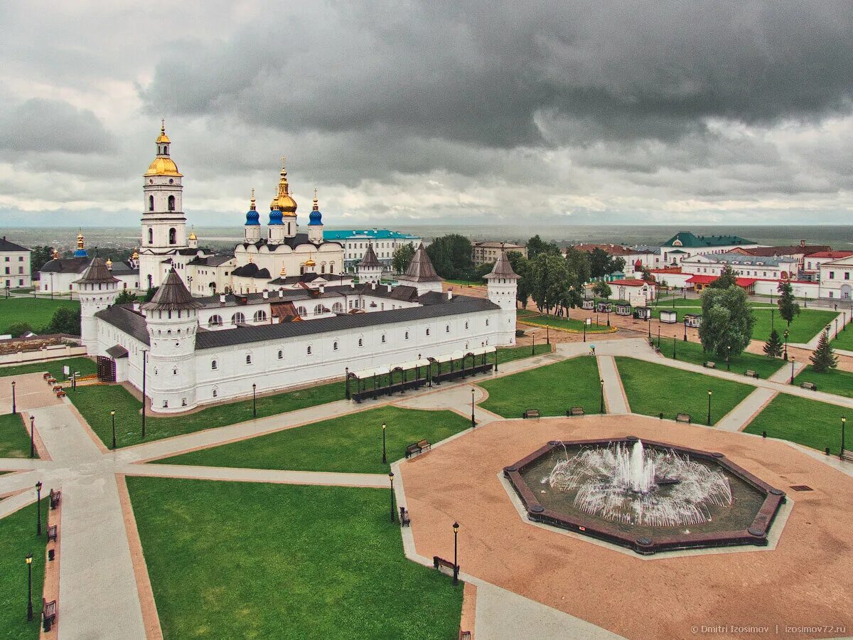 Как называется город тобольск. Город Тобольск Тобольский Кремль. Тобольский Кремль Тюмень. Тобольский Кремль достопримечательность Тюмени. Тобольск площадь у Кремля.