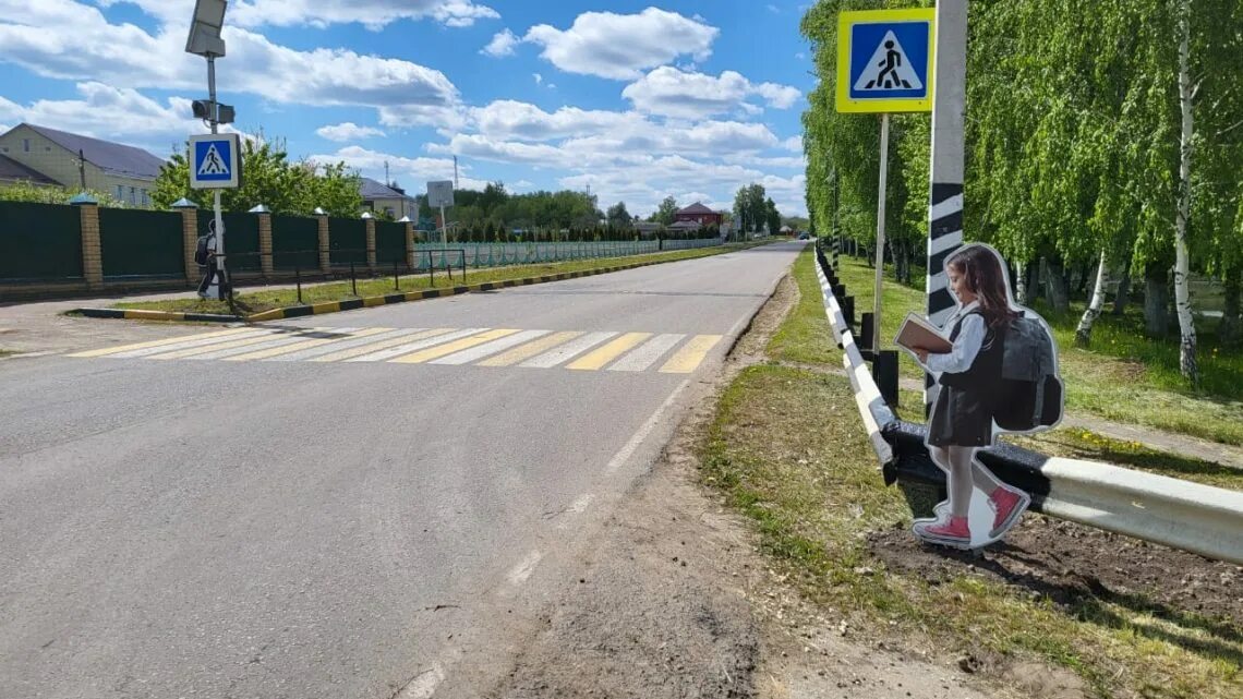 Макет ребенка на пешеходном переходе. Муляж детей на дороге. Макет пешехода на дороге. Внимание дорога.