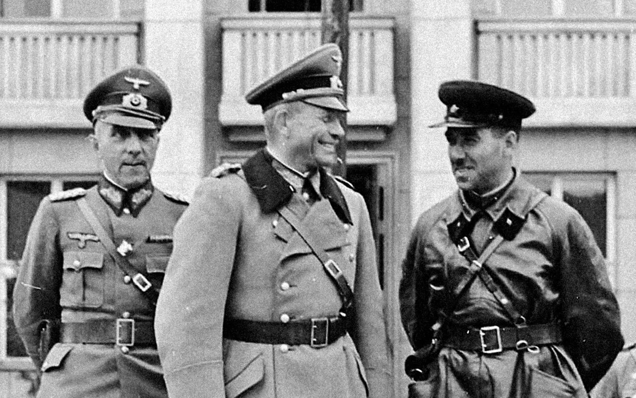 Парад советских и немецких. Парад красной армии и вермахта в бресте 1939. комбриг кривошеин и гудериан. совместный парад вермахта и ркка в бресте. совместный парад ркка и вермахта. брест, 1939 год..