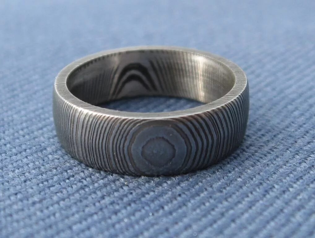 Кольцо чугунное купить. Кольцо из дамасской стали. Дамасская сталь кольцо. Кольцо из Дамаска. Кольцо из железа.