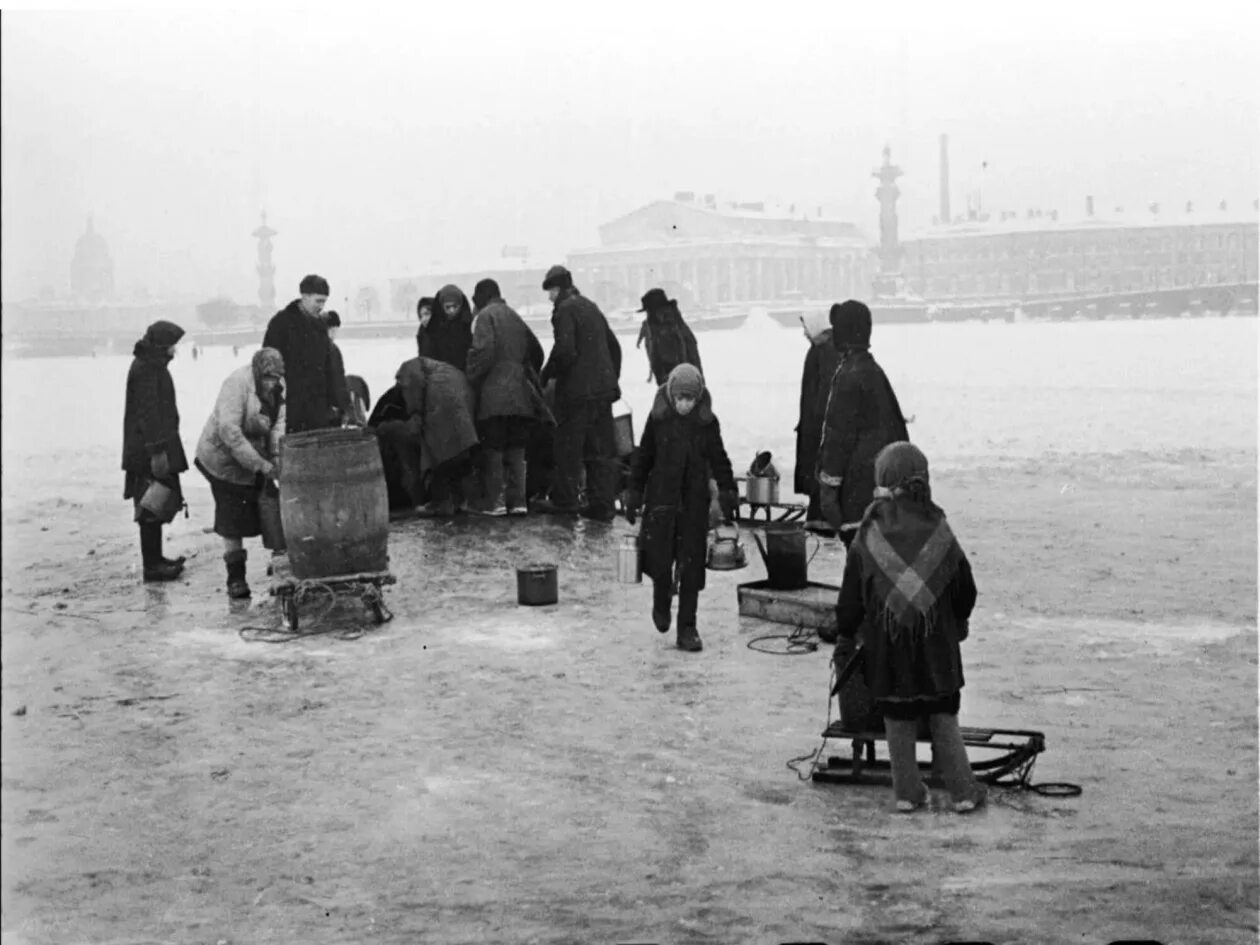 Вода блокады. Блокада Ленинграда дети за водой. Блокада Ленинграда прорубь на Неве. Блокада Ленинграда за водой на Неву. Блокада Ленинграда блокадный вода.