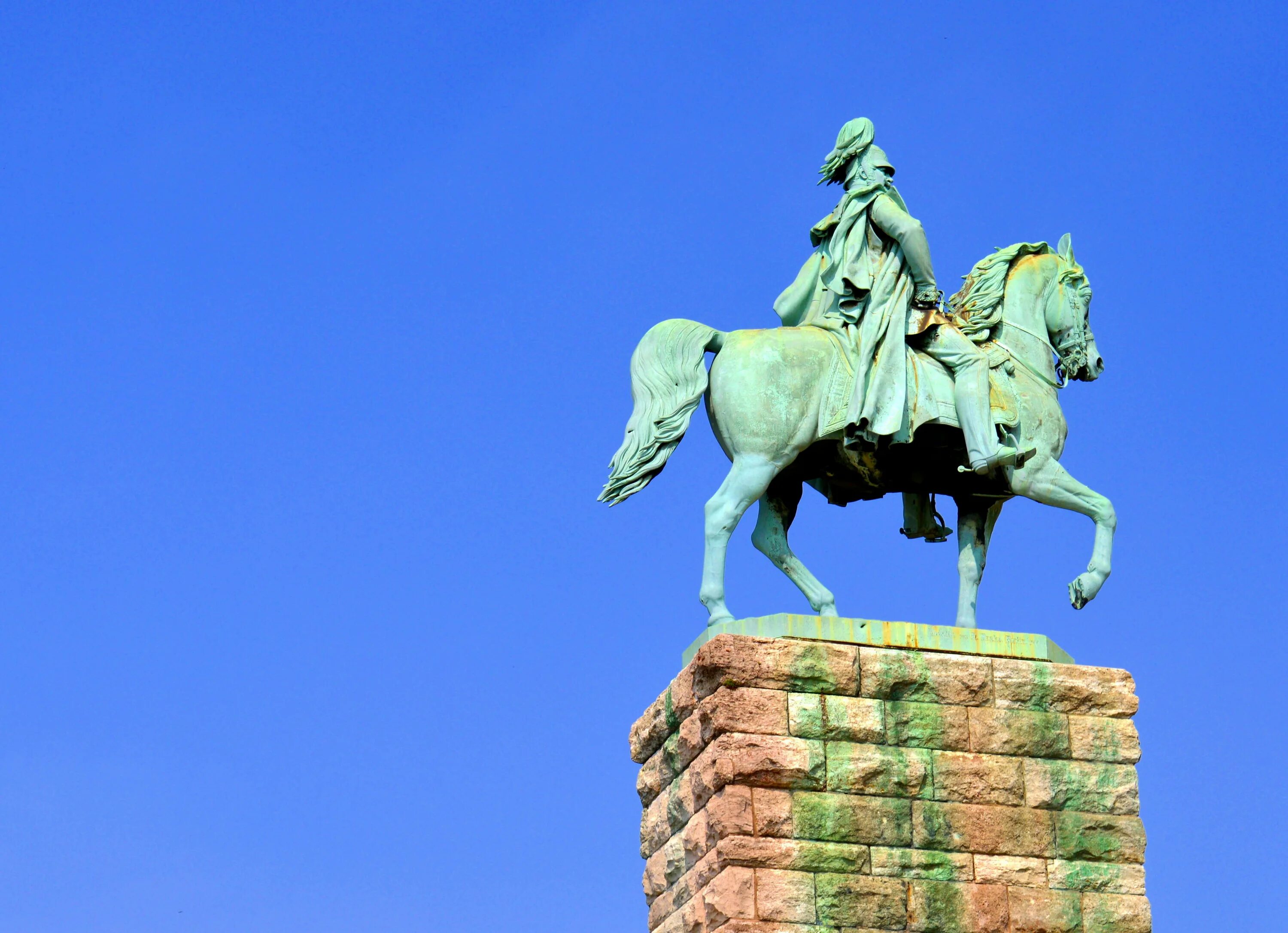 Памятник Уфа всадник. Статуя всадника на коне. Памятник на коне. Monument picture