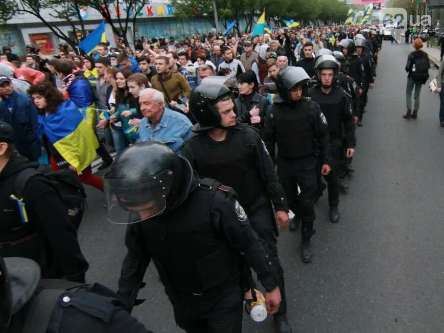 Проукраинские митинги. Проукраинский митинг луганск 2014. Проукраинский митинг донецк 17 апреля 2014. Луганск митинг. Митинг на площади ленина донецк 2014.