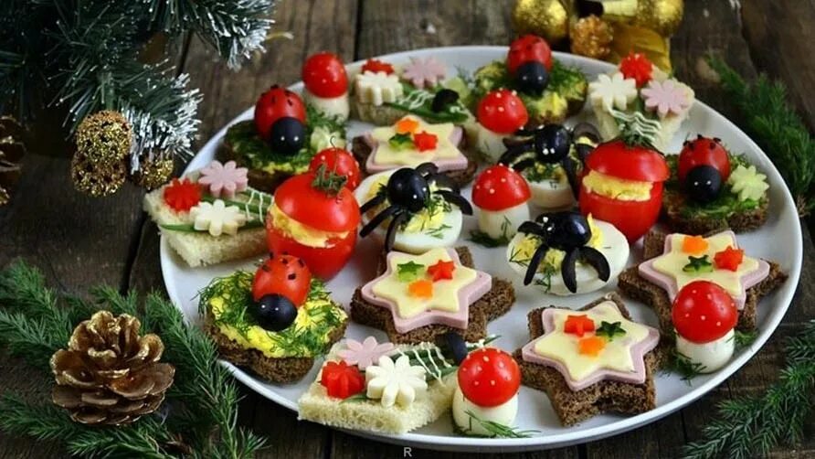 Новогодние закуски. Украшение закусок на новый год. Канапе с перепелиными яйцами и помидорами черри. Украшение закусок на новый год. Украшение блюд к новому году.