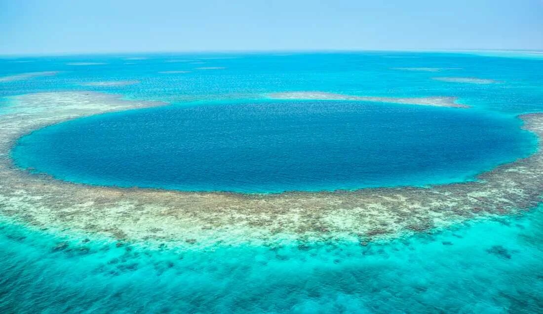 Крупные впадины океанов. Юкатан полуостров большая голубая дыра. Голубая дыра Белиз. Белизский Барьерный риф и большая голубая дыра. Большая голубая дыра, Лайтхаус-риф.