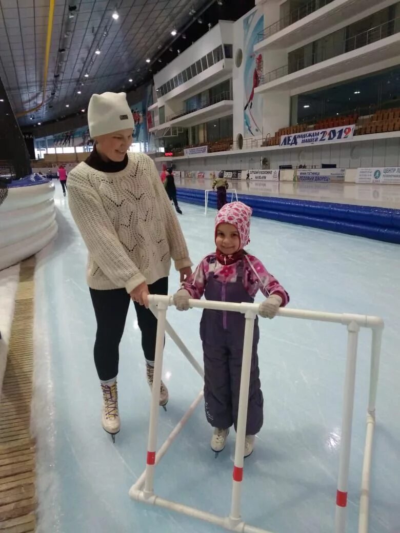 Кататься на коньках. Поддержка для детей на коньках. Как научить кататься на коньках лет. Как научить кататься на коньках лет. Учит кататься на коньках.