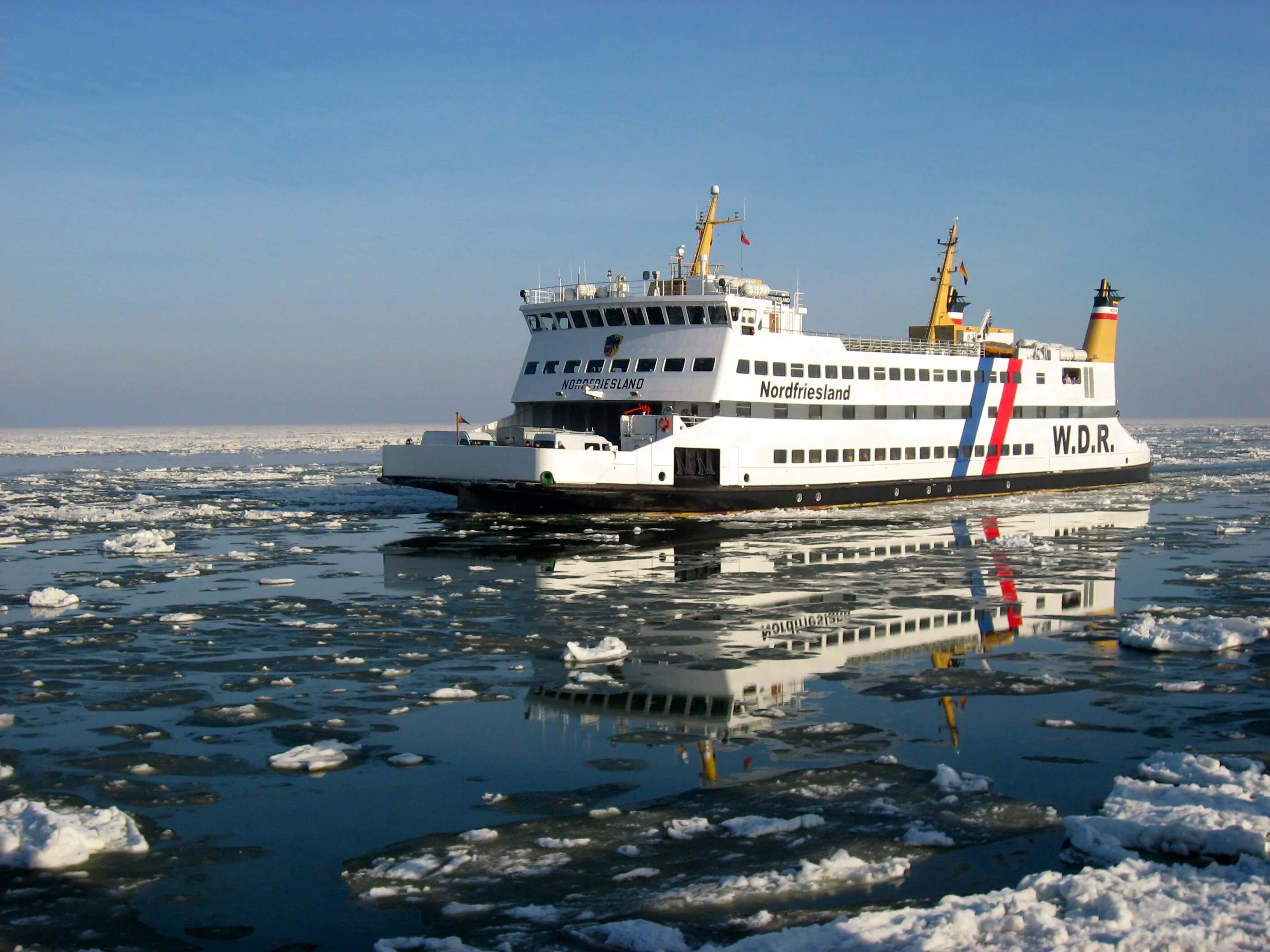 Водный транспорт. Пассажирский Водный транспорт. Пароход. Пароход в море.