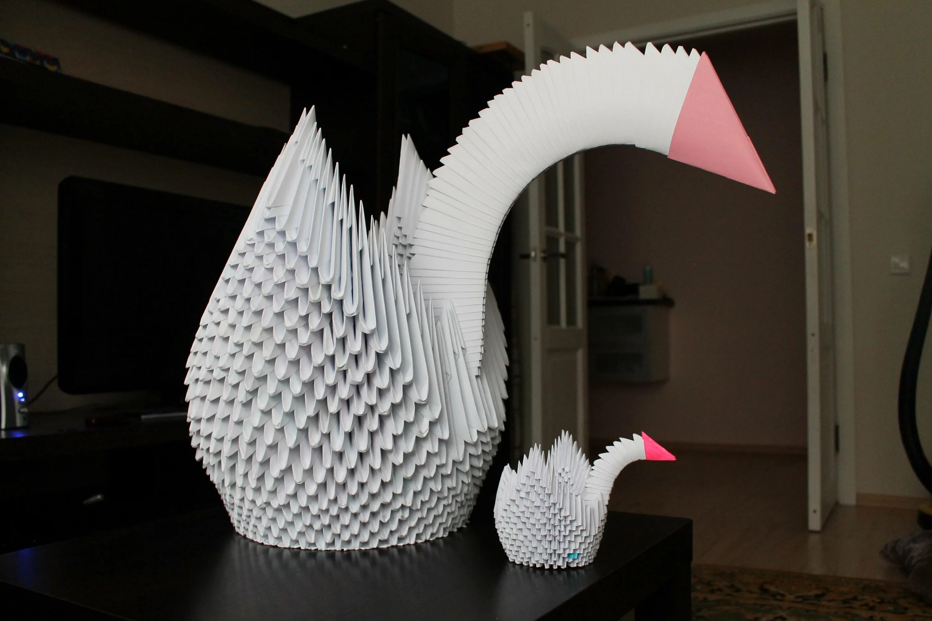 Пошаговое лебедя оригами. Объемный лебедь. Оригами лебедь. Лебедь из бумаги модульное. Объемное оригами. Лебедь.