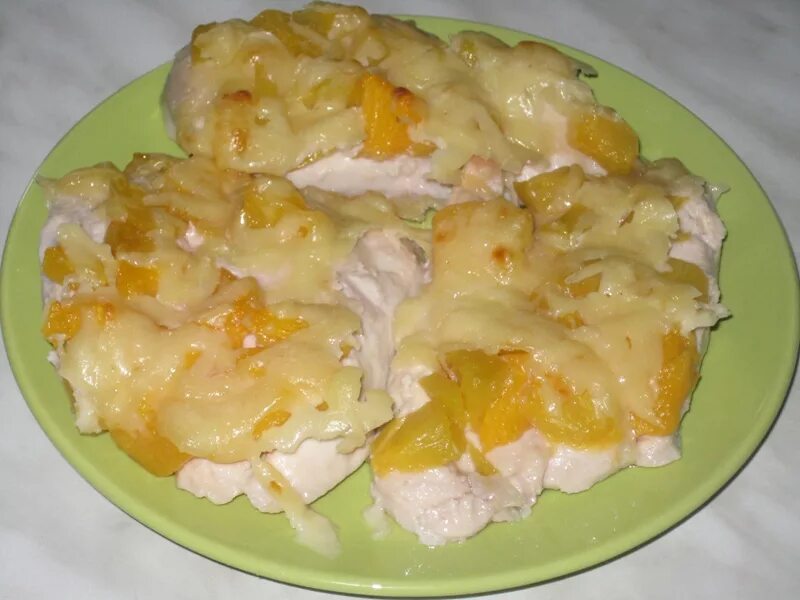 Куриное филе с персиками. Филе куриное запеченное с персиком. Персики с сыром курицей. Куриная грудка в микроволновке с сыром.