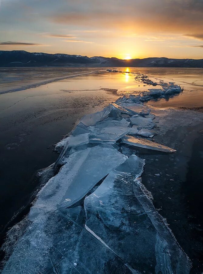 Озеро Байкал становые щели. Байкал зимой. Игольчатый лед на Байкале. Байкал трещины на льду.