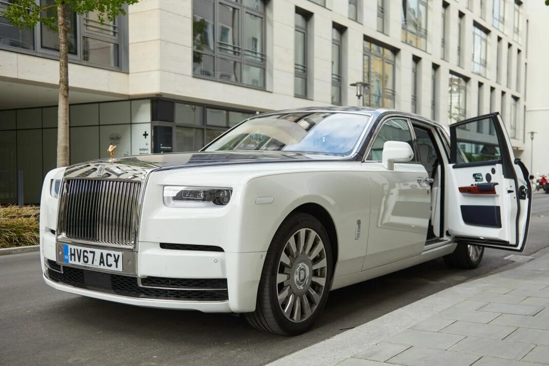 Роллс отзывы. Rolls-Royce Phantom VIII. Rolls Royce Phantom 8. Rolls Royce Phantom 2022. Rolls Royce Phantom 2021.