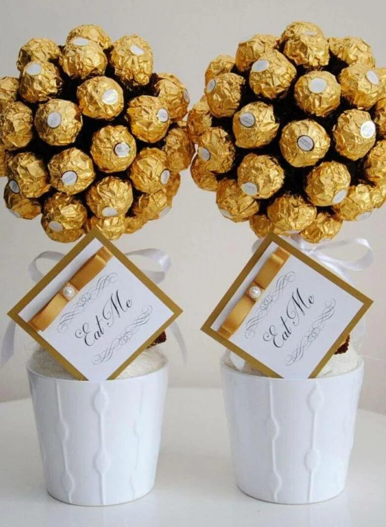 Подарок коллеге девушке. Букет Ferrero Rocher. Букет из Ferrero Rocher. Шоколадка Ферреро Роше. Дерево из Ферреро Роше.