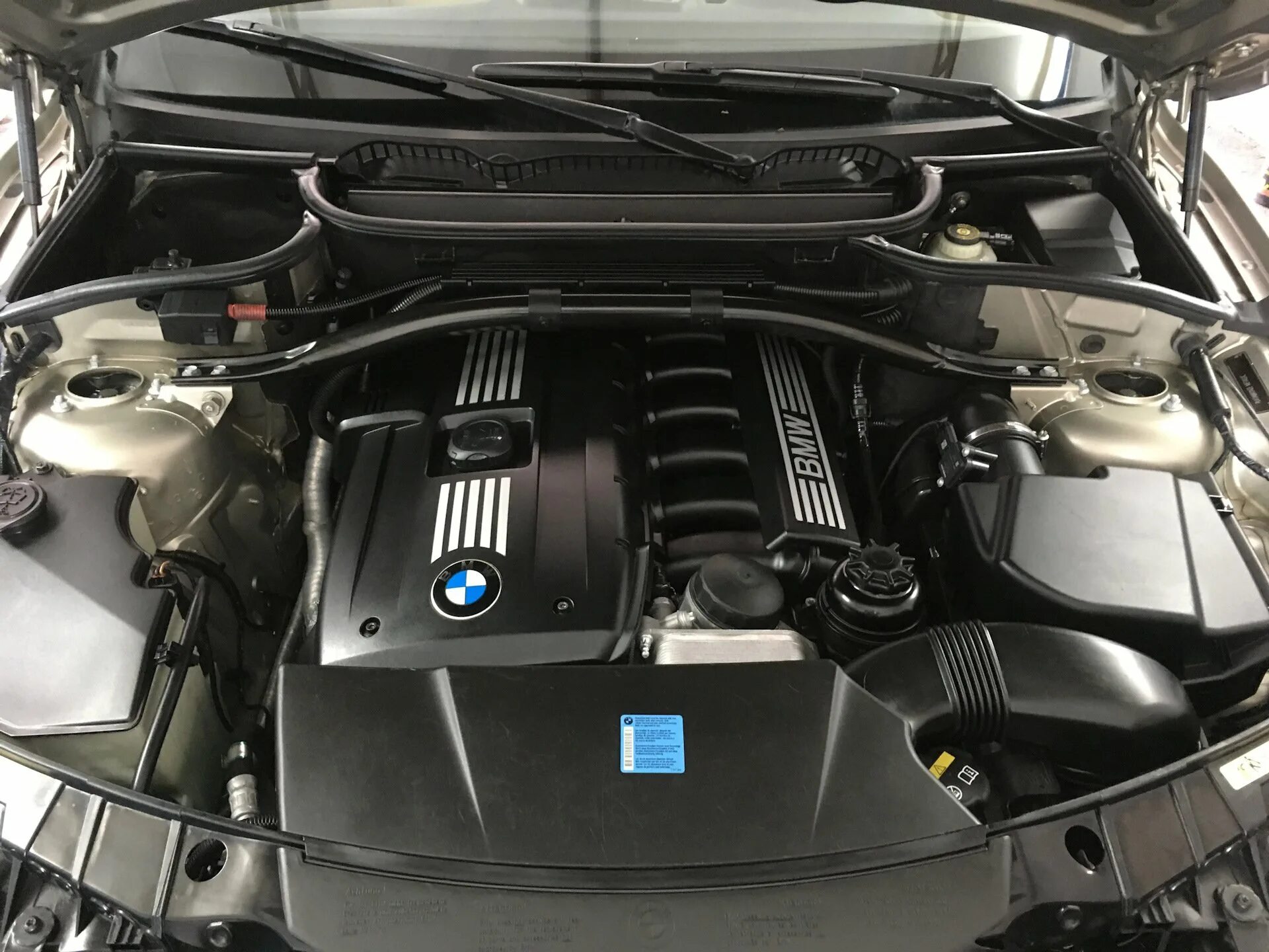 Моторы бмв х3. BMW x5 f15 моторный отсек. BMW x3 f25 под капотом. Моторный отсек БМВ 7. BMW 3 f25 мотор.