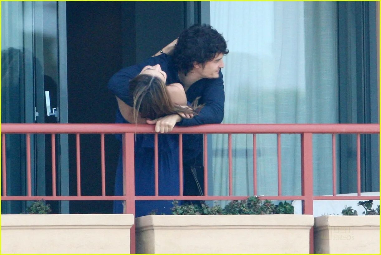 влюбленные на балконе. пара на балконе. девушка на балконе. фотосессия на балконе пара. закат с балкона.