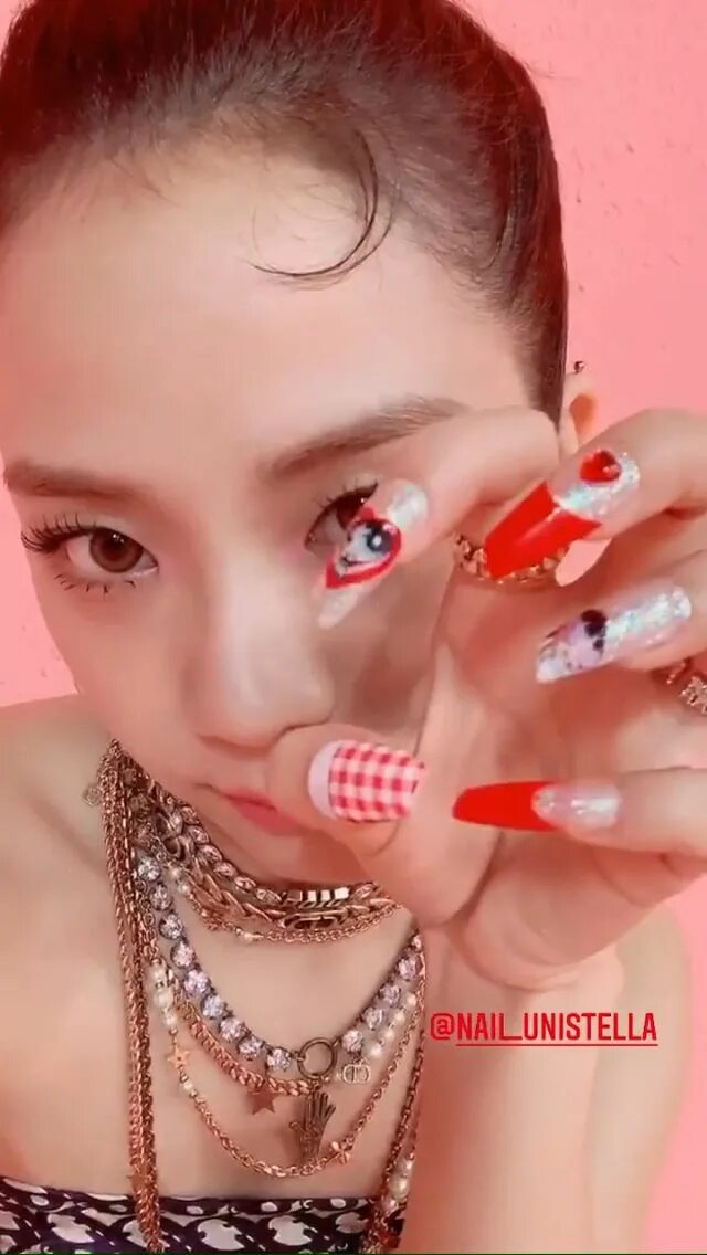 Nail idol. Корейская косметика реклама. Корейск й маник. Корейский маникюр kpop. Iu селфи 2022.