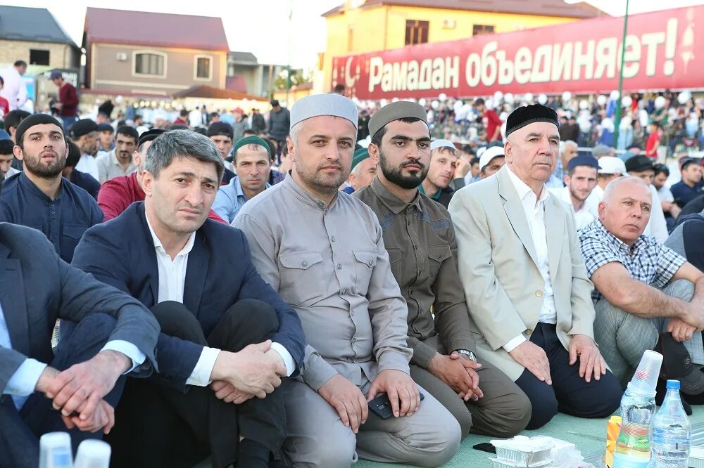 Ифтар в кругу семьи. Республиканский ифтар в дербенте. Стадион ифтар дагестан. Республиканский ифтар в дербенте. Ифтар в дербенте.