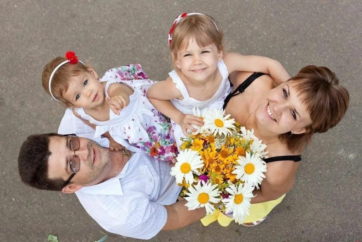 5 лет мы дружною семьей. Семейная фотосессия. Красивая семья. С днем семьи. Ромашка день семьи.