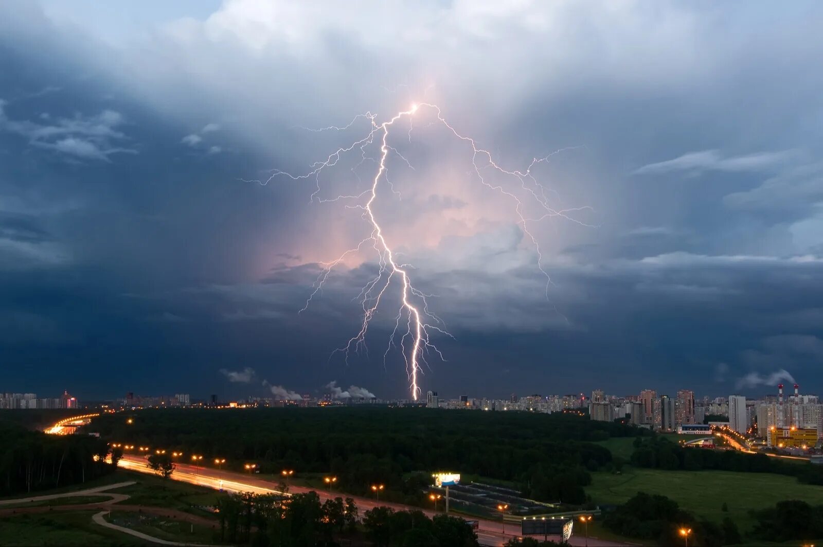 Гроза в Москве. Погодные явления. Молния в Москве. Гроза в Москве фото. На москву надвигается гроза