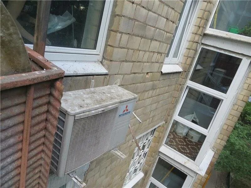 Можно ли вывести сплит. Монтаж наружного блока кондиционера на сплит лоджии. наружный блок кондиционера на балконе. наружный блок сплит системы на балконе. наружный блок на лоджии.