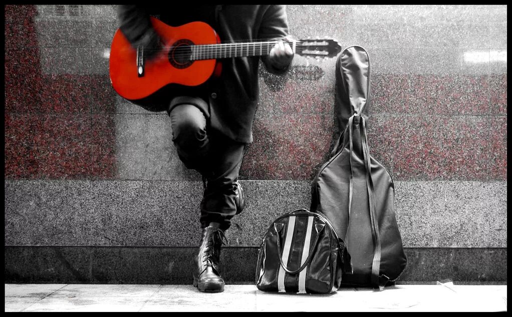 Уличный гитарист. Уличные рок музыканты. Гитарист на улице. Музыкант с гитарой.