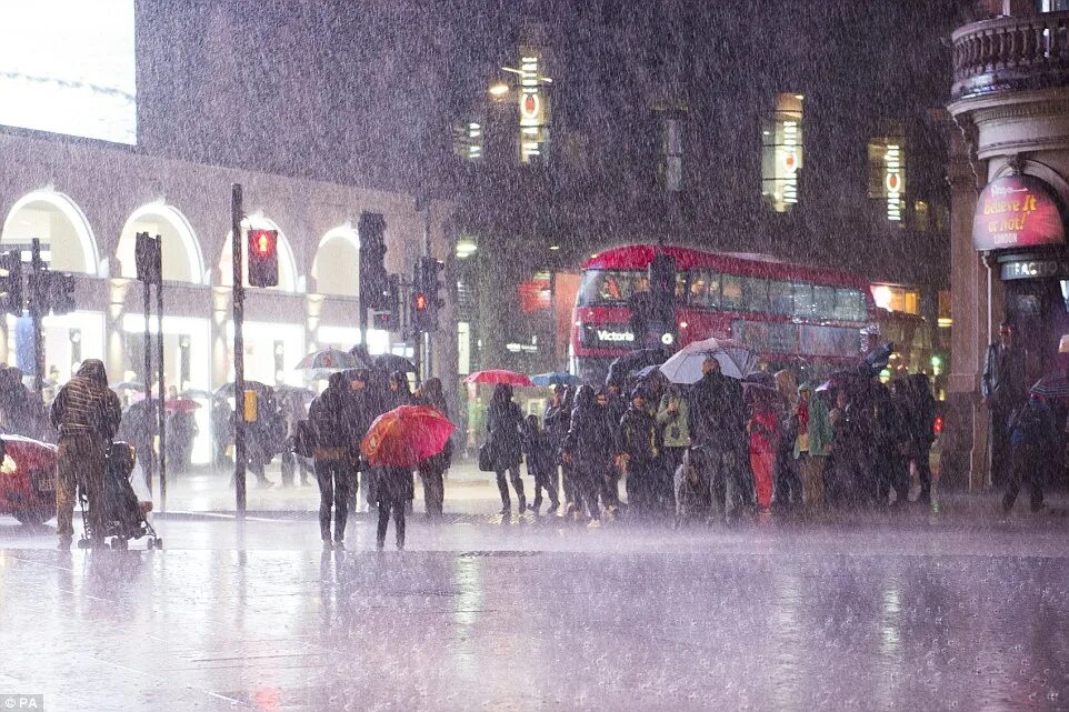 Пасмурный лондон. Дождливая англия. Вестминстерский дворец в тумане. Rain uk. Дождливая англия.