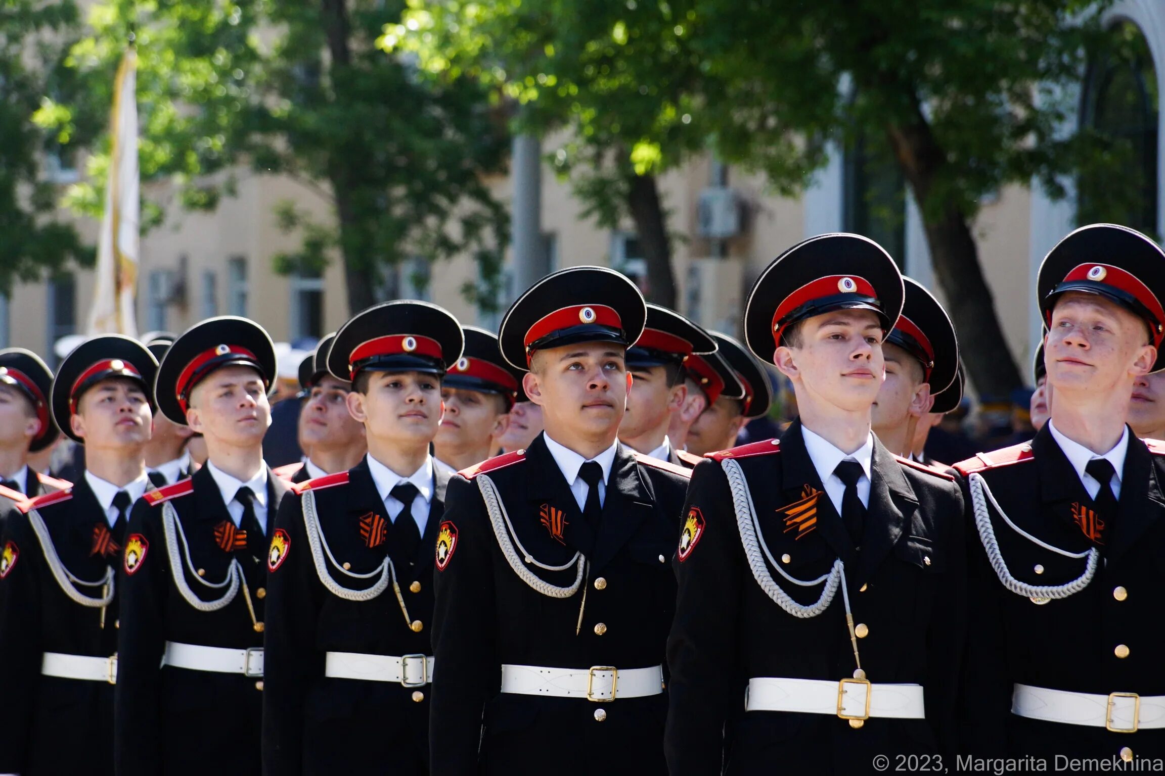 Парад победы в астрахани. Парад Победы в Благовещенске. Парад Победы 2007 Тюмень.