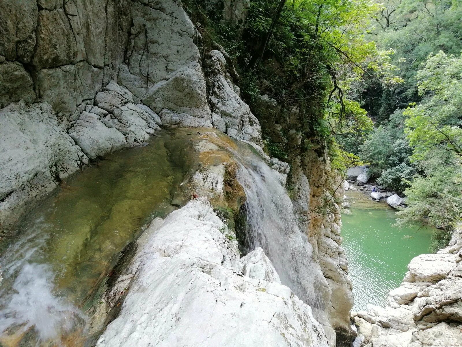 Агурские водопады краснодарский край. Агурское ущелье Чертова купель. Агурское ущелье Сочи Чертова купель. Орлиные скалы Агурское ущелье в Сочи. Агурские водопады Чертова купель.