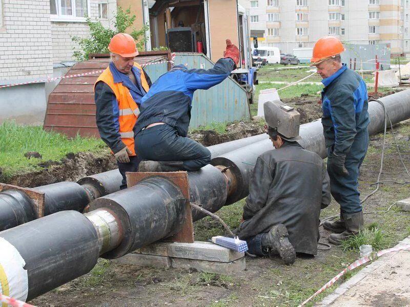 Водоканал покров. Теплотрасса в городе. Работники тепловых сетей. Наружная теплотрасса. Теплотрасса котельной.