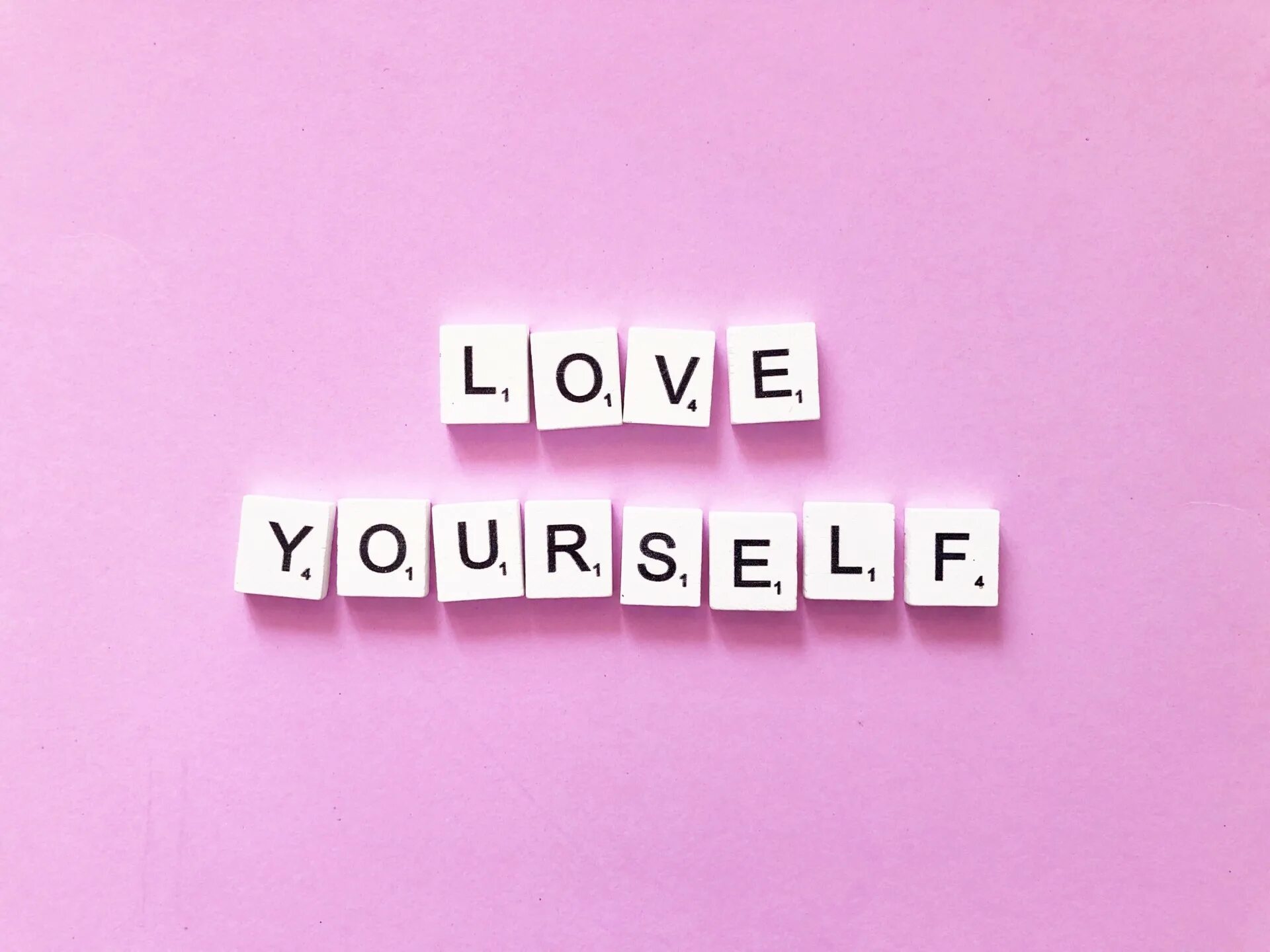 Loving yourself. Love yourself надпись. Обои на телефон Эстетика надписи. Fly first Love yourself. Love yourself надпись красивым шрифтом.