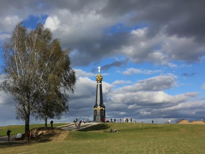 Памятники на полях сражений. Мемориал Бородинское поле. Монумент часовня на Бородинском поле. Памятник батарее Раевского на Бородинском поле. Бородино батарея Раевского памятник.