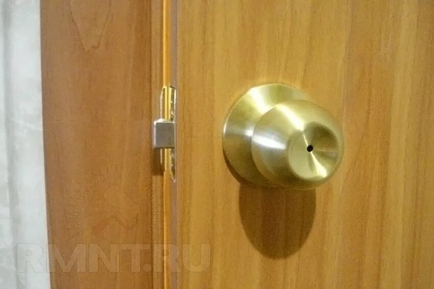 Монтаж ручек межкомнатных дверей на защелках. Дверная ручка отверстие. Ручка-защелка для межкомнатных дверей. Дверь межкомнатная с отверстиями.