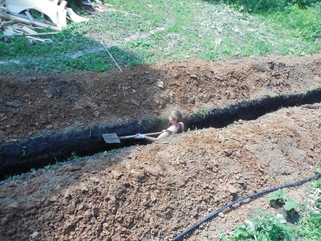 Траншея для трубы водопровода 1.35. Копка траншеи под водопровод вручную. Копка траншеи буром. Прокопать траншею под водопровод.